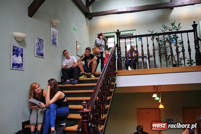 Zdjęcie w galerii na portalu naszraciborz.pl: Tłumy raciborzan na castingu do Trudnych spraw i Pamiętnik&oacute;w z wakacji wiadomości z regionu