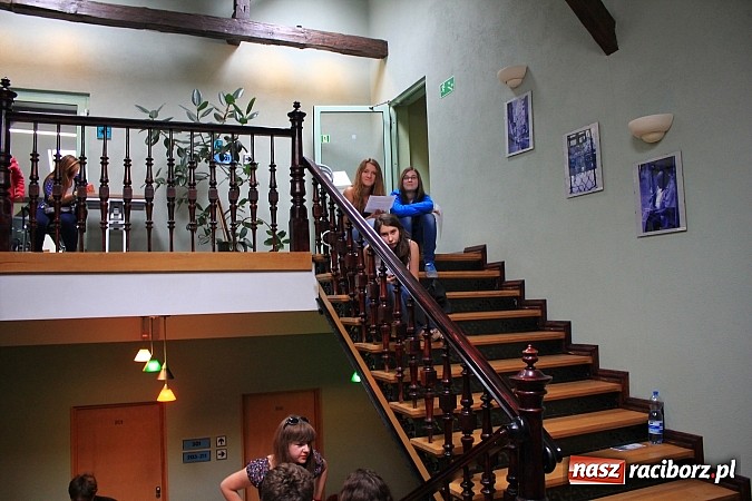 Zdjęcie w galerii na portalu naszraciborz.pl: Tłumy raciborzan na castingu do Trudnych spraw i Pamiętnik&oacute;w z wakacji wiadomości z regionu