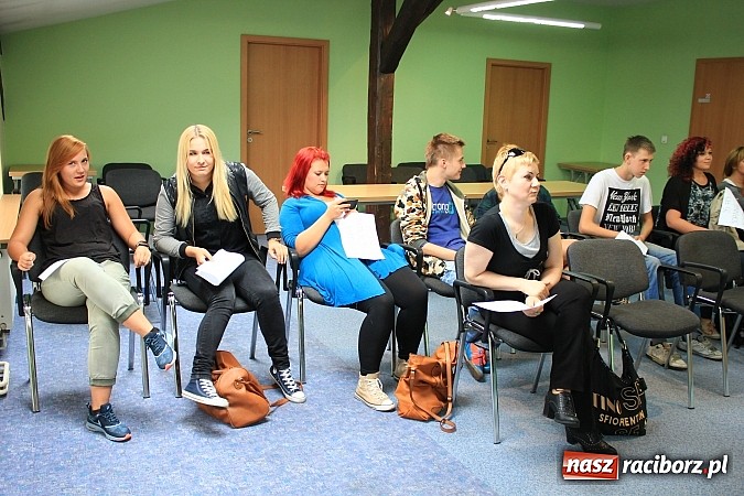 Zdjęcie w galerii na portalu naszraciborz.pl: Tłumy raciborzan na castingu do Trudnych spraw i Pamiętnik&oacute;w z wakacji wiadomości z regionu