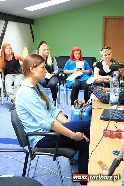 Zdjęcie w galerii na portalu naszraciborz.pl: Tłumy raciborzan na castingu do Trudnych spraw i Pamiętnik&oacute;w z wakacji wiadomości z regionu