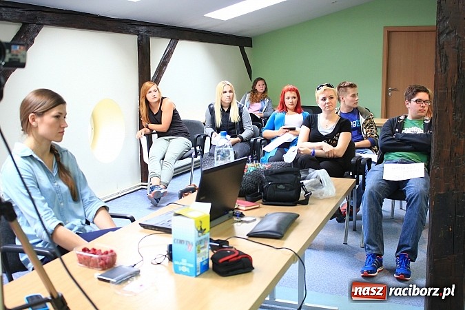 Zdjęcie w galerii na portalu naszraciborz.pl: Tłumy raciborzan na castingu do Trudnych spraw i Pamiętnik&oacute;w z wakacji wiadomości z regionu