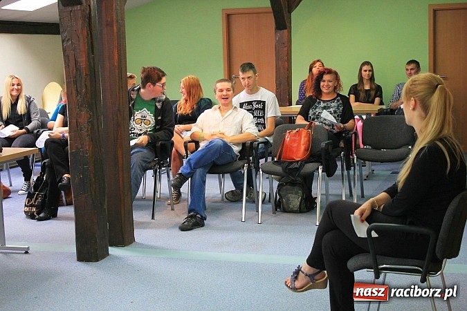 Zdjęcie w galerii na portalu naszraciborz.pl: Tłumy raciborzan na castingu do Trudnych spraw i Pamiętnik&oacute;w z wakacji wiadomości z regionu