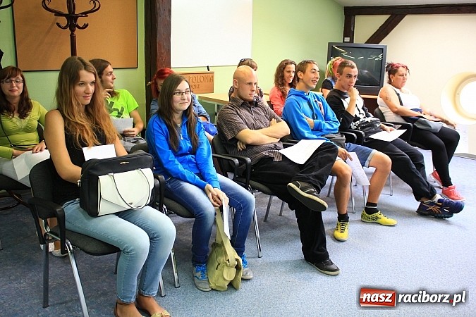 Zdjęcie w galerii na portalu naszraciborz.pl: Tłumy raciborzan na castingu do Trudnych spraw i Pamiętnik&oacute;w z wakacji wiadomości z regionu