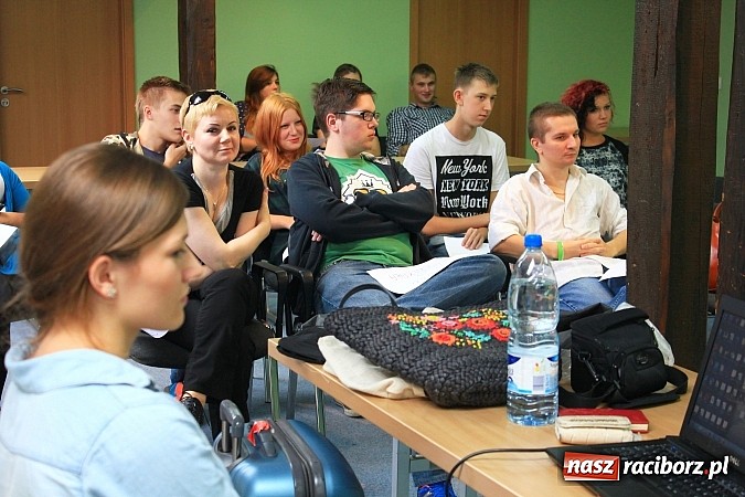 Zdjęcie w galerii na portalu naszraciborz.pl: Tłumy raciborzan na castingu do Trudnych spraw i Pamiętnik&oacute;w z wakacji wiadomości z regionu