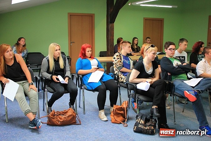 Zdjęcie w galerii na portalu naszraciborz.pl: Tłumy raciborzan na castingu do Trudnych spraw i Pamiętnik&oacute;w z wakacji wiadomości z regionu