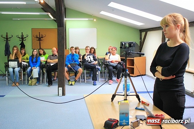 Zdjęcie w galerii na portalu naszraciborz.pl: Tłumy raciborzan na castingu do Trudnych spraw i Pamiętnik&oacute;w z wakacji wiadomości z regionu