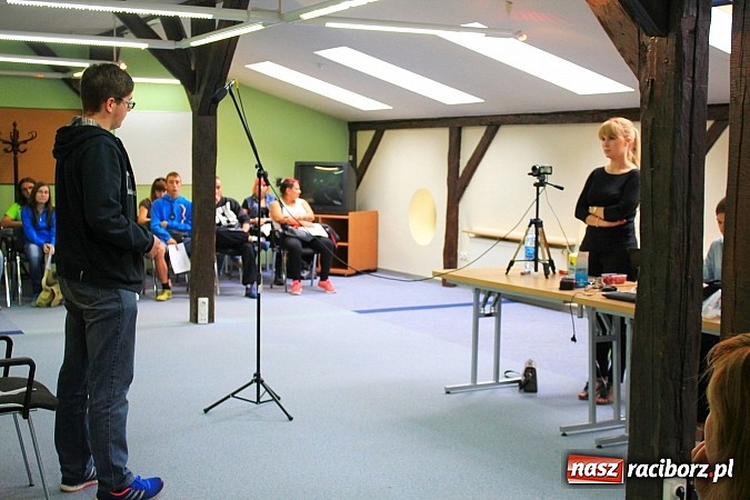 Zdjęcie w galerii na portalu naszraciborz.pl: Tłumy raciborzan na castingu do Trudnych spraw i Pamiętnik&oacute;w z wakacji wiadomości z regionu