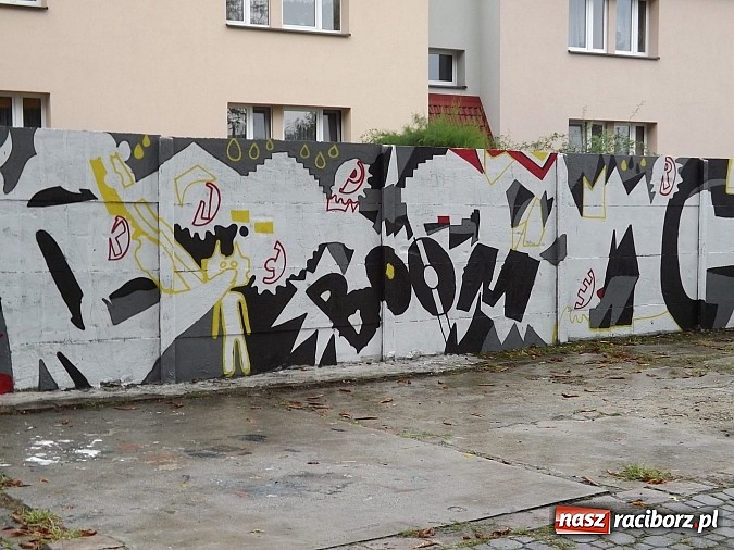 Zdjęcie w galerii na portalu naszraciborz.pl: Artystyczne wariacje na ścianie przy DK Strzecha wiadomości z regionu