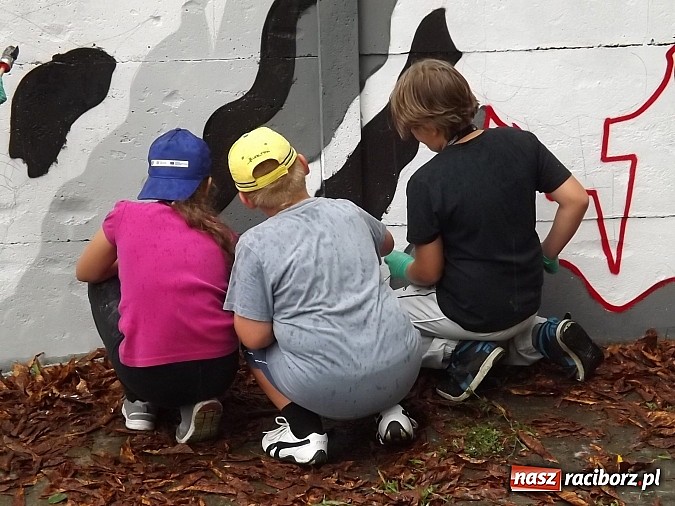Zdjęcie w galerii na portalu naszraciborz.pl: Artystyczne wariacje na ścianie przy DK Strzecha wiadomości z regionu