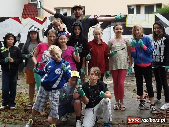 Zdjęcie w galerii na portalu naszraciborz.pl: Artystyczne wariacje na ścianie przy DK Strzecha wiadomości z regionu