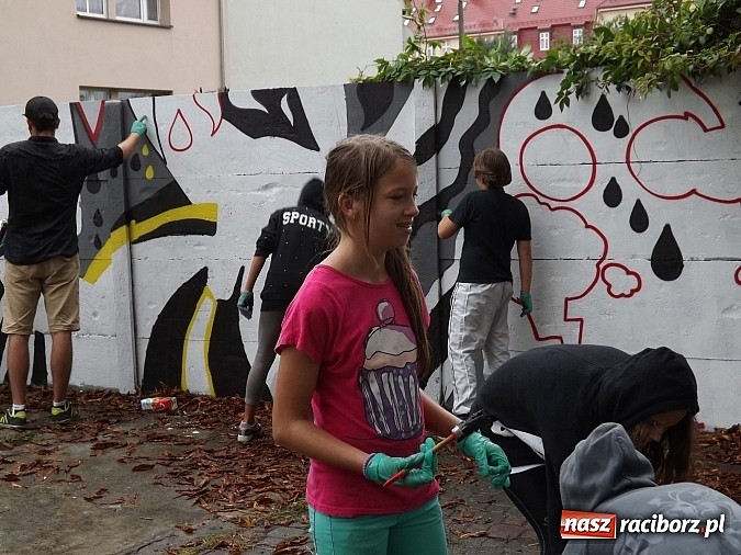 Zdjęcie w galerii na portalu naszraciborz.pl: Artystyczne wariacje na ścianie przy DK Strzecha wiadomości z regionu
