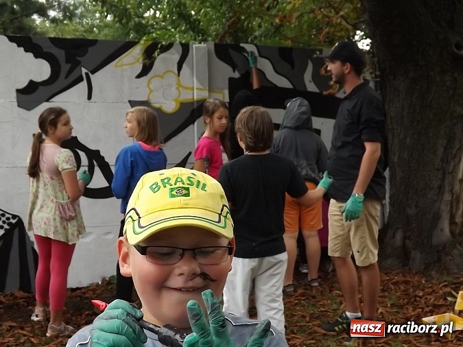 Zdjęcie w galerii na portalu naszraciborz.pl: Artystyczne wariacje na ścianie przy DK Strzecha wiadomości z regionu