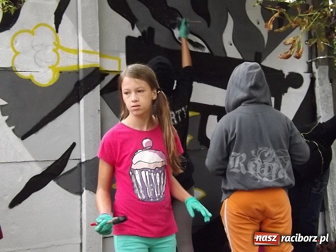 Zdjęcie w galerii na portalu naszraciborz.pl: Artystyczne wariacje na ścianie przy DK Strzecha wiadomości z regionu