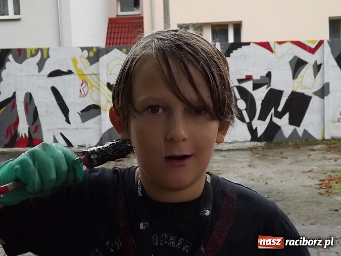 Zdjęcie w galerii na portalu naszraciborz.pl: Artystyczne wariacje na ścianie przy DK Strzecha wiadomości z regionu