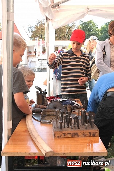 Zdjęcie w galerii na portalu naszraciborz.pl: Jak powstaje zbroja, czyli warsztaty płatnerskie na Zamku Piastowskim wiadomości z regionu