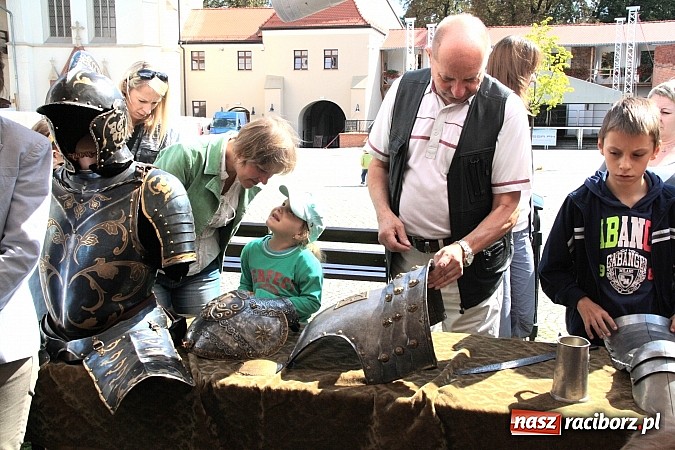 Zdjęcie w galerii na portalu naszraciborz.pl: Jak powstaje zbroja, czyli warsztaty płatnerskie na Zamku Piastowskim wiadomości z regionu
