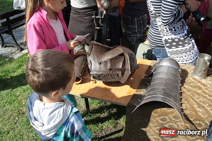 Zdjęcie w galerii na portalu naszraciborz.pl: Jak powstaje zbroja, czyli warsztaty płatnerskie na Zamku Piastowskim wiadomości z regionu