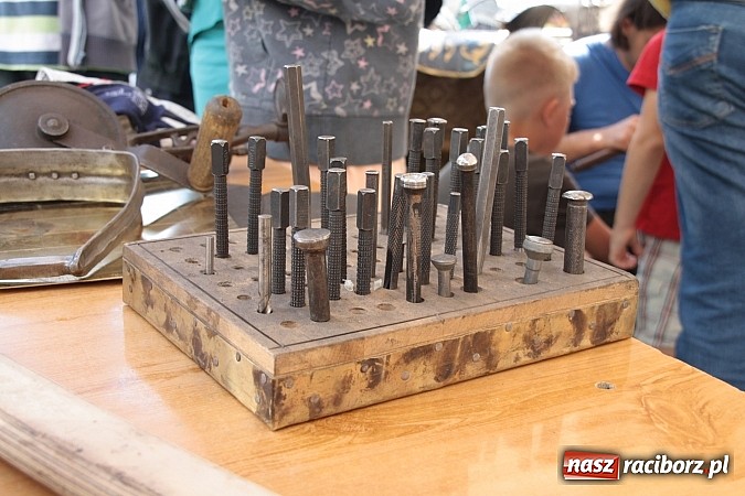 Zdjęcie w galerii na portalu naszraciborz.pl: Jak powstaje zbroja, czyli warsztaty płatnerskie na Zamku Piastowskim wiadomości z regionu