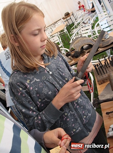 Zdjęcie w galerii na portalu naszraciborz.pl: Jak powstaje zbroja, czyli warsztaty płatnerskie na Zamku Piastowskim wiadomości z regionu