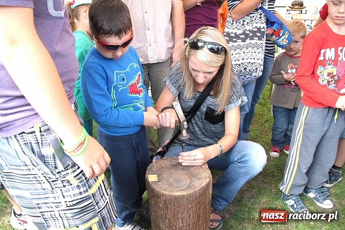Zdjęcie w galerii na portalu naszraciborz.pl: Jak powstaje zbroja, czyli warsztaty płatnerskie na Zamku Piastowskim wiadomości z regionu