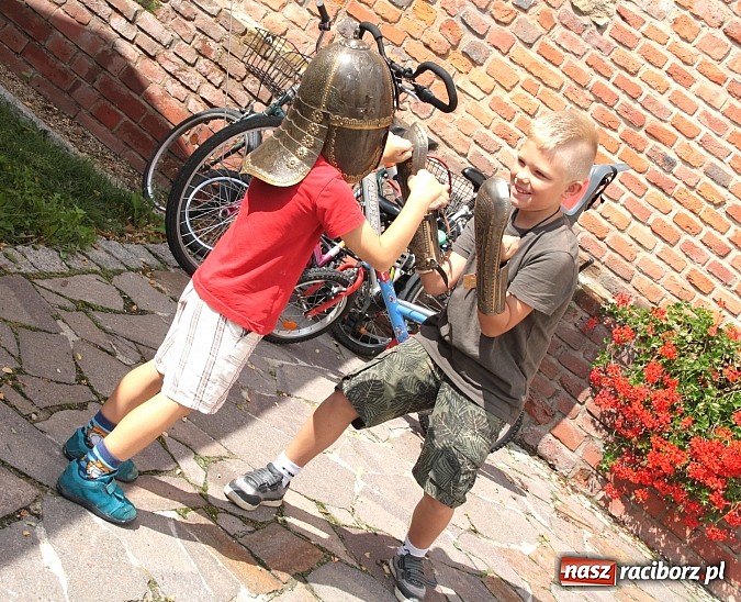 Zdjęcie w galerii na portalu naszraciborz.pl: Jak powstaje zbroja, czyli warsztaty płatnerskie na Zamku Piastowskim wiadomości z regionu