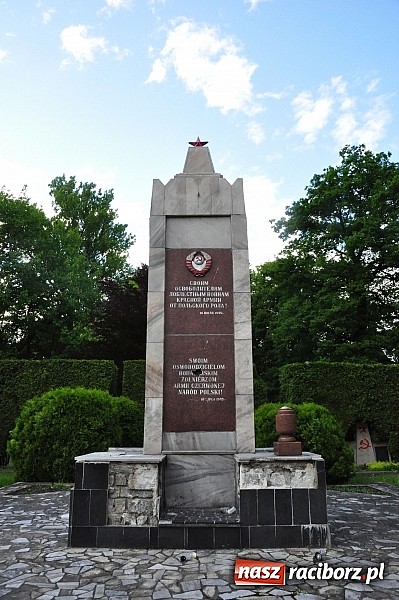 Zdjęcie w galerii na portalu naszraciborz.pl: Pomnik żołnierzy radzieckich jest odnawiany! wiadomości z regionu