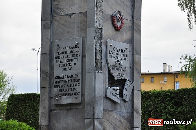 Zdjęcie w galerii na portalu naszraciborz.pl: Pomnik żołnierzy radzieckich jest odnawiany! wiadomości z regionu