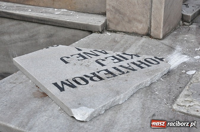 Zdjęcie w galerii na portalu naszraciborz.pl: Pomnik żołnierzy radzieckich jest odnawiany! wiadomości z regionu