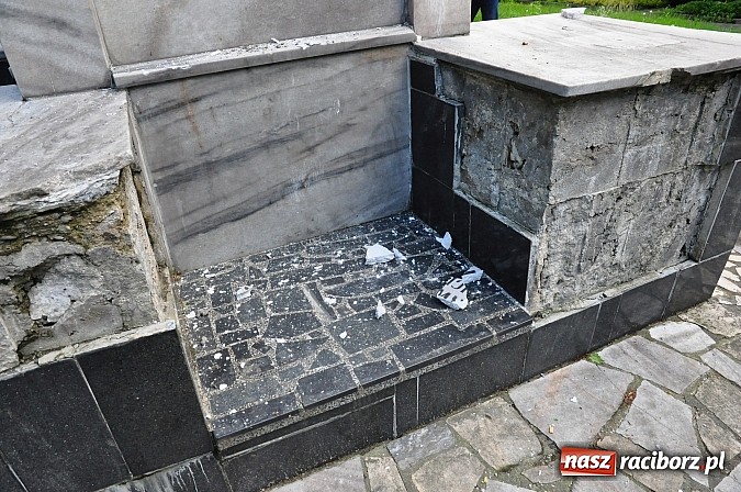 Zdjęcie w galerii na portalu naszraciborz.pl: Pomnik żołnierzy radzieckich jest odnawiany! wiadomości z regionu