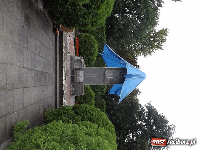 Zdjęcie w galerii na portalu naszraciborz.pl: Pomnik żołnierzy radzieckich jest odnawiany! wiadomości z regionu