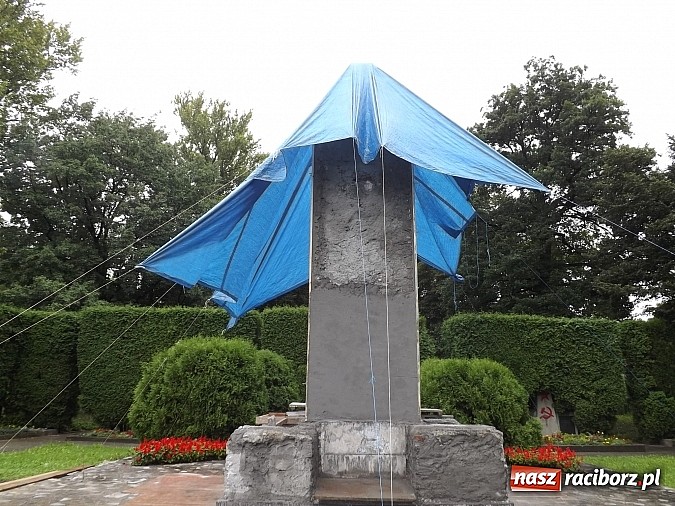 Zdjęcie w galerii na portalu naszraciborz.pl: Pomnik żołnierzy radzieckich jest odnawiany! wiadomości z regionu