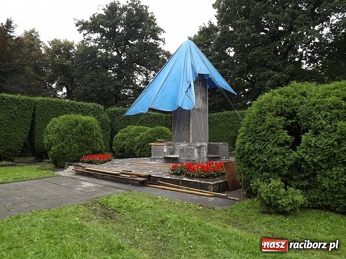 Zdjęcie w galerii na portalu naszraciborz.pl: Pomnik żołnierzy radzieckich jest odnawiany! wiadomości z regionu