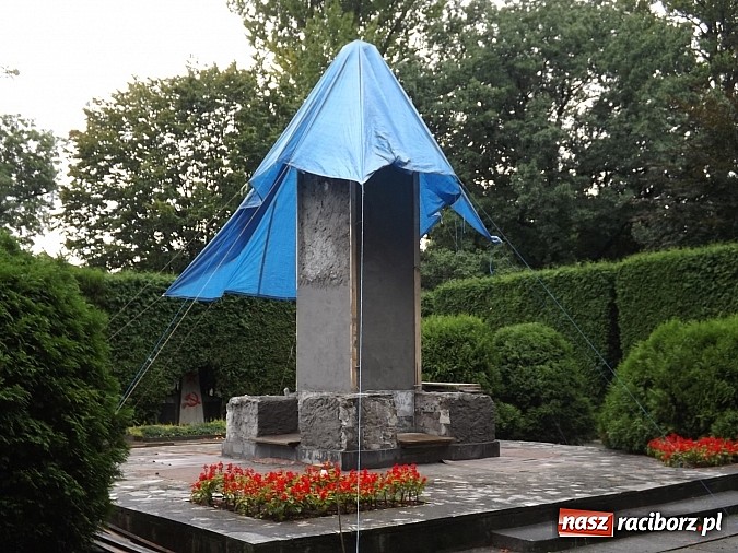 Zdjęcie w galerii na portalu naszraciborz.pl: Pomnik żołnierzy radzieckich jest odnawiany! wiadomości z regionu