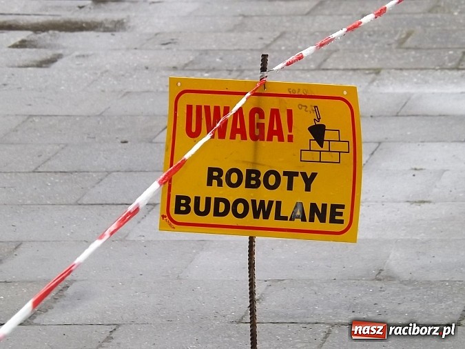 Zdjęcie w galerii na portalu naszraciborz.pl: Pomnik żołnierzy radzieckich jest odnawiany! wiadomości z regionu