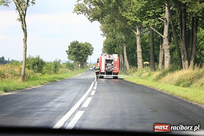 Zdjęcie w galerii na portalu naszraciborz.pl: Trzy zastępy strażaków usuwały plamę na Brzeskiej wiadomości z regionu