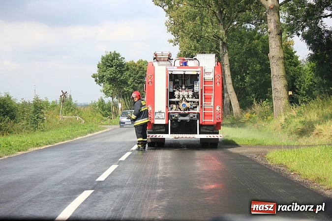 Zdjęcie w galerii na portalu naszraciborz.pl: Trzy zastępy strażaków usuwały plamę na Brzeskiej wiadomości z regionu