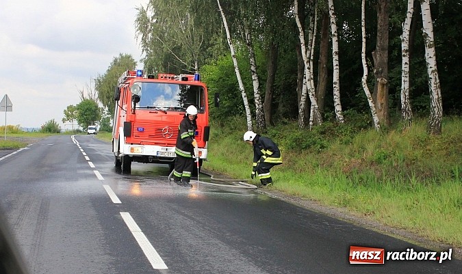 Zdjęcie w galerii na portalu naszraciborz.pl: Trzy zastępy strażaków usuwały plamę na Brzeskiej wiadomości z regionu