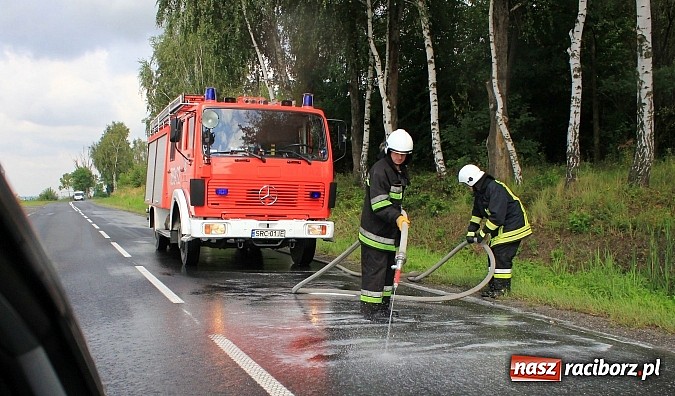 Zdjęcie w galerii na portalu naszraciborz.pl: Trzy zastępy strażaków usuwały plamę na Brzeskiej wiadomości z regionu