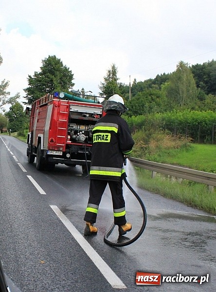 Zdjęcie w galerii na portalu naszraciborz.pl: Trzy zastępy strażaków usuwały plamę na Brzeskiej wiadomości z regionu