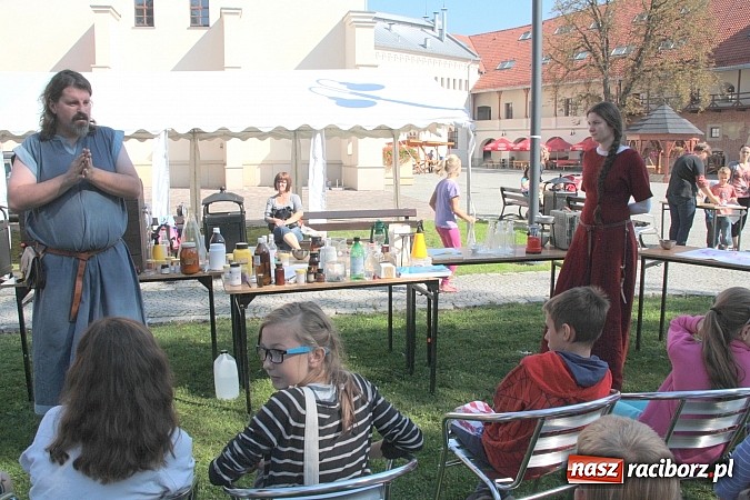 Zdjęcie w galerii na portalu naszraciborz.pl: Zamkowe Zuchy na spotkaniu z alchemią wiadomości z regionu