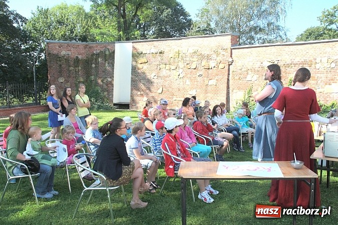 Zdjęcie w galerii na portalu naszraciborz.pl: Zamkowe Zuchy na spotkaniu z alchemią wiadomości z regionu