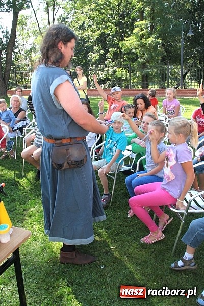 Zdjęcie w galerii na portalu naszraciborz.pl: Zamkowe Zuchy na spotkaniu z alchemią wiadomości z regionu