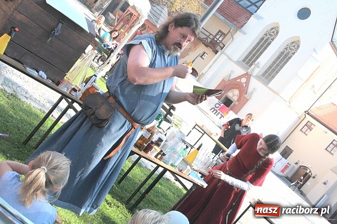 Zdjęcie w galerii na portalu naszraciborz.pl: Zamkowe Zuchy na spotkaniu z alchemią wiadomości z regionu