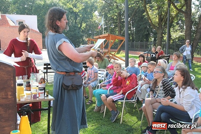 Zdjęcie w galerii na portalu naszraciborz.pl: Zamkowe Zuchy na spotkaniu z alchemią wiadomości z regionu