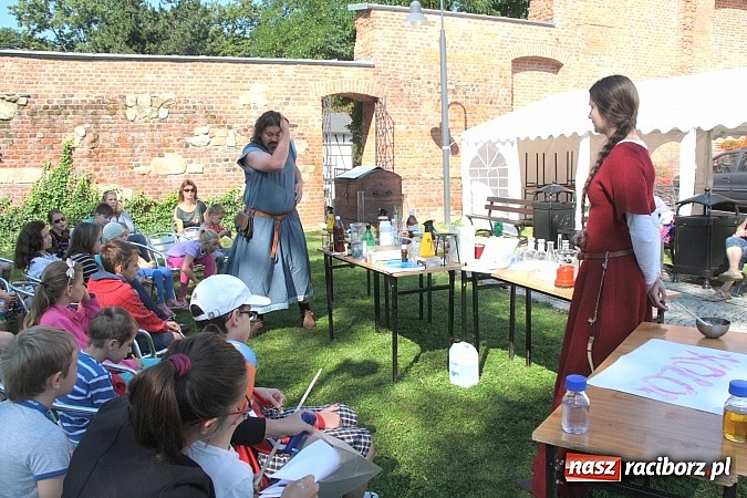 Zdjęcie w galerii na portalu naszraciborz.pl: Zamkowe Zuchy na spotkaniu z alchemią wiadomości z regionu