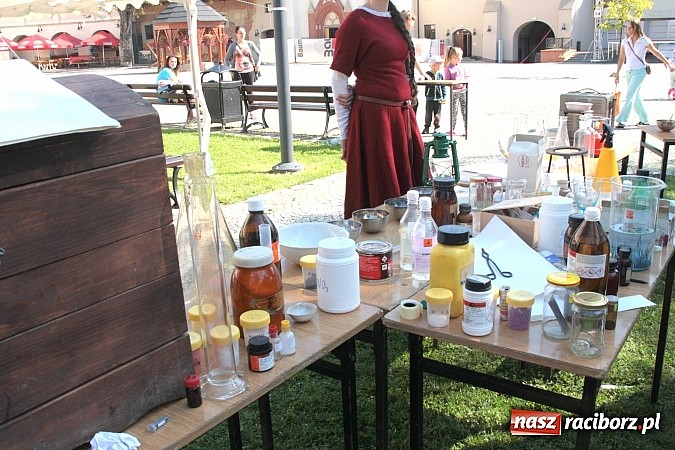 Zdjęcie w galerii na portalu naszraciborz.pl: Zamkowe Zuchy na spotkaniu z alchemią wiadomości z regionu