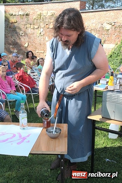 Zdjęcie w galerii na portalu naszraciborz.pl: Zamkowe Zuchy na spotkaniu z alchemią wiadomości z regionu