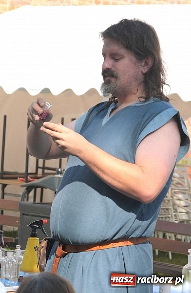 Zdjęcie w galerii na portalu naszraciborz.pl: Zamkowe Zuchy na spotkaniu z alchemią wiadomości z regionu