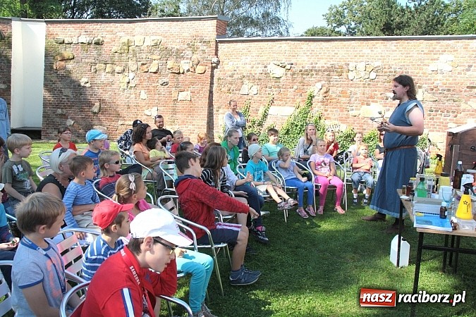 Zdjęcie w galerii na portalu naszraciborz.pl: Zamkowe Zuchy na spotkaniu z alchemią wiadomości z regionu