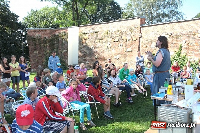 Zdjęcie w galerii na portalu naszraciborz.pl: Zamkowe Zuchy na spotkaniu z alchemią wiadomości z regionu